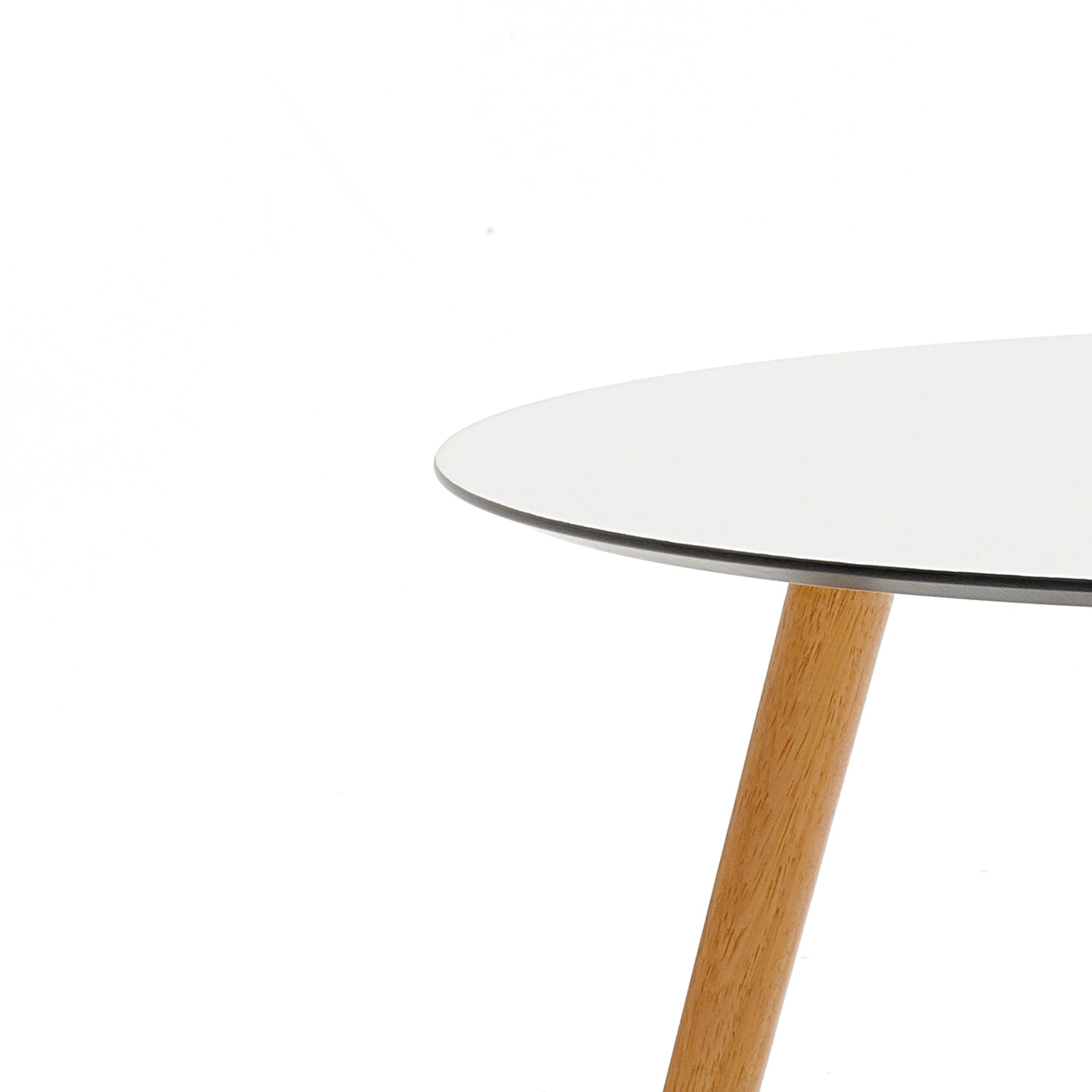 EMMA_COFFEE Round white table with wooden legs on a white background
