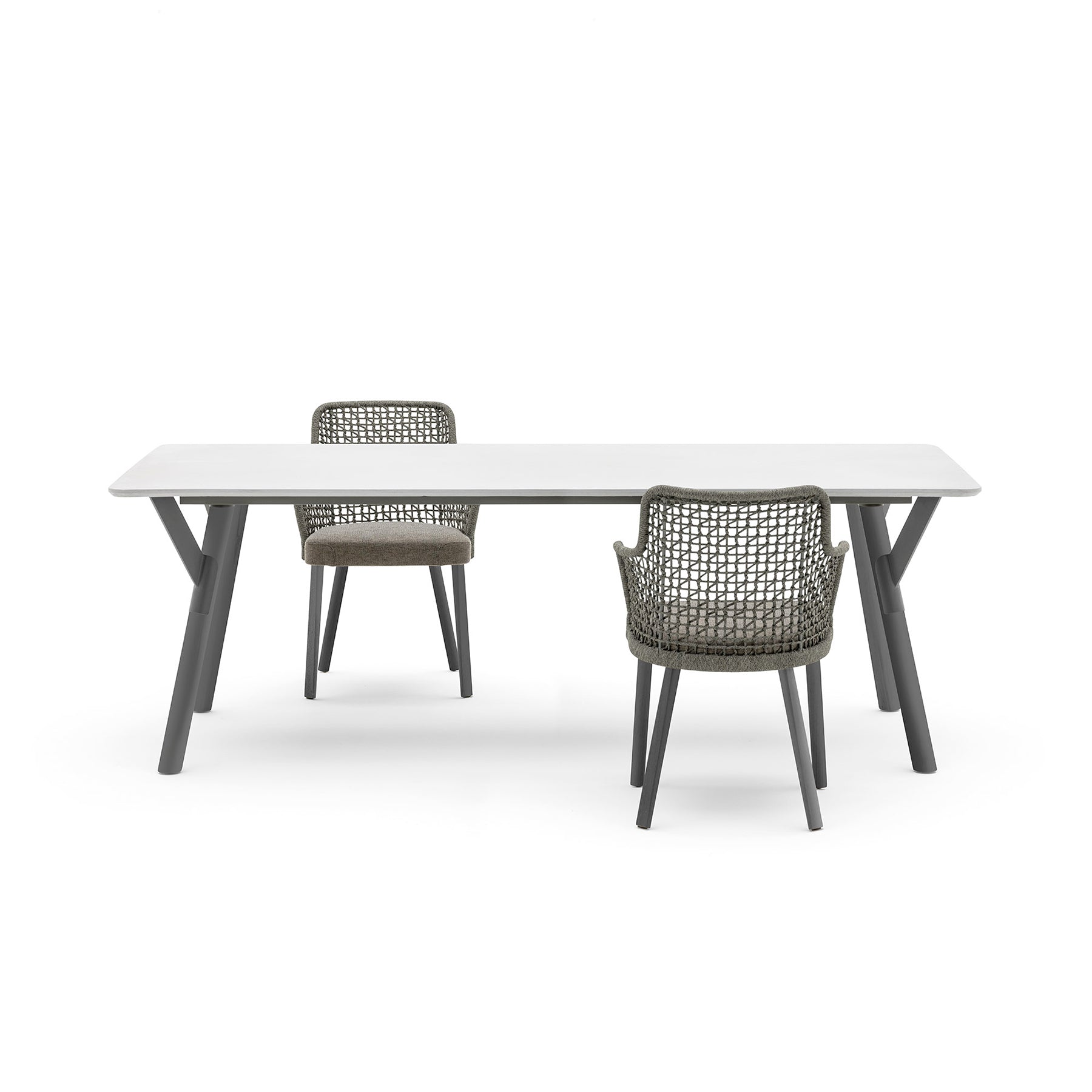 EMMA_extendable Rectangular table with two chairs on a white background